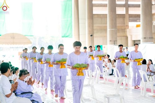 ภาพ No.159655:พิธีตัดปอยผมปลงผมนาคธรรมทายาท, พิธีบรรพชาอุปสมบทหมู่ โครงการอุปสมบทหมู่บูชาธรรม 140 ปี พระมงคลเทพมุนี (สด จนฺทสโร) ณ โบสถ์พระไตรปิฏก วัดพระธรรมกาย วันเสาร์ที่ 5 ตุลาคม พ.ศ. 2567