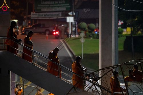 ภาพ No.101773:ตักบาตรพระ 10,000 รูป เติมบุญให้แผ่นดิน เนื่องในโอกาส 192 ปี จังหวัดกาญจนบุรี หนึ่งในโครงการตักบาตรพระ 2,000,000 รูป  77 จังหวัดทุกวัดทั่วไทย วันจันทร์ที่ 11 ธันวาคม พ.ศ. 2566 บริเวณถนนสองแคว (SKY WALK) เมืองกาญจนบุรี