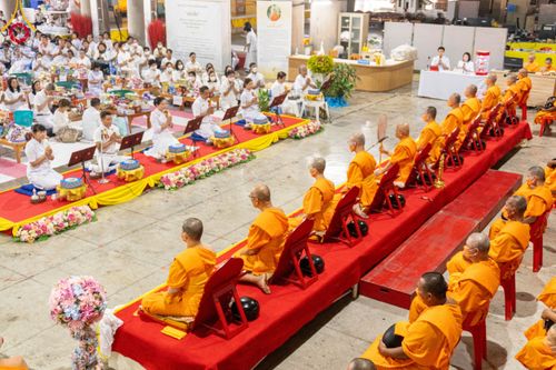 ภาพ No.115426:พิธีตักบาตรฉลองพระใหม่ ในโครงการอุปสมบทหมู่บูชาธรรม 115 ปี คุณยายอาจารย์มหารัตนอุบาสิกาจันทร์ ขนนกยูง วันที่ 19  มกราคม พ.ศ. 2567 ณ มหารัตนวิหารคด วัดพระธรรมกาย