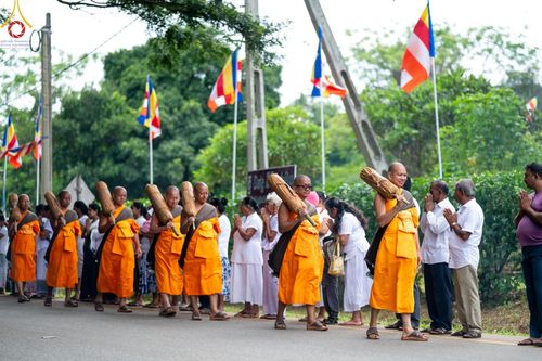 ภาพ No.140638:PhotoStory มหาศรัทธา ธรรมยาตราศรีลังกา EP.4 โครงการสยาม-ลังกา ธรรมยาตรา ฉลองเทศกาลวิสาขบูชาแห่งชาติ ศรีลังกา  บูชาธรรม 80 ปีหลวงพ่อธัมมชโย เส้นทางจาก เมืองดัมบูลลา ไปยัง เมืองมาตะเล  ตั้งแต่วันที่ 17-20 พฤษภาคม พ.ศ. 2567