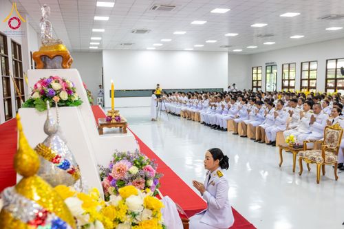 ภาพ No.179552:พิธีเจริญพระพุทธมนต์ พิธีทำบุญตักบาตรถวายพระราชกุศล และพิธีวางพานพุ่มดอกไม้ถวายราชสักการะ  แด่พระบาทสมเด็จพระบรมชนกาธิเบศร มหาภูมิพลอดุลยเดชมหาราช บรมนาถบพิตร เนื่องในวันคล้ายวันพระบรมราชสมภพ วันชาติ และวันพ่อแห่งชาติ วันพฤหัสบดีที่ 5 ธันวาคม พ.ศ. 2567 ณ