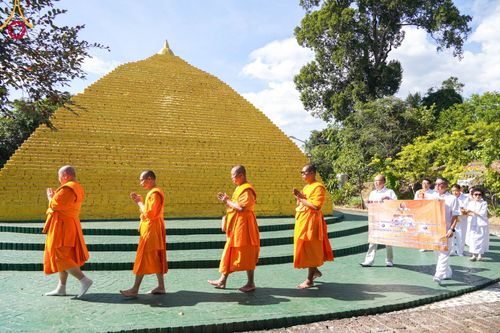 ภาพ No.98187:พิธีทอดกฐินสมทบวัดกัลยาณมิตร วัดป่าพระทัมเทพวง สปป.ลาว หลวงปู่สุวันคำ จันทสาโร วันที่ 23 พฤศจิกายน พ.ศ. 2566