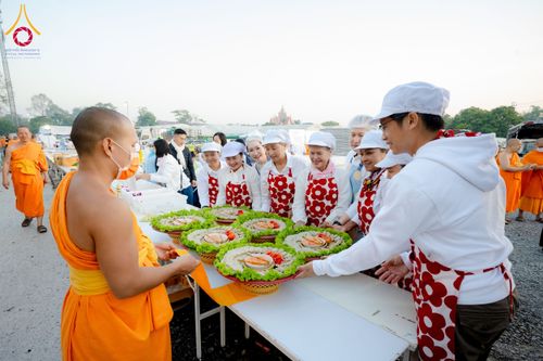 ภาพ No.197884:สาธุชนถวายภัตตาหารเป็นสังฆทาน แด่พระธรรมยาตรา ณ วัดโบสถ์(บน) ตำบลบางคูเวียง อำเภอบางกรวย จังหวัดนนทบุรี ในโครงการธรรมยาตรา กตัญญูบูชา มหาปูชนียาจารย์ พระมงคลเทพมุนี(สด จนฺทสโร) พระผู้ปราบมาร อนุสรณ์สถาน 7 แห่ง ปีที่ 13 วันที่ 19 มกราคม พ.ศ. 2568