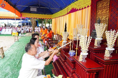 ภาพ No.88488:พิธีถวายพระบรมสารีริกธาตุ องค์พระธรรมกาย ดวงแก้วและรัตนชาติ เพื่อประดิษฐานในพระเจดีย์องค์บริวารของพระธาตุหลวงเงินยวง ณ อำเภอแม่จัน จังหวัดเชียงราย ในวันที่ 17 กันยายน พ.ศ. 2566