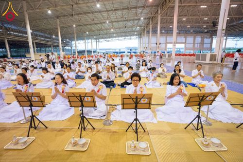 ภาพ No.202259:พิธีถวายภัตตาหารเป็นสังฆทาน แด่พระธรรมยาตรา ณ วัดพระธรรมกาย ตำบลคลองสาม อำเภอคลองหลวง จังหวัดปทุมธานี ในโครงการธรรมยาตรา กตัญญูบูชา มหาปูชนียาจารย์ พระมงคลเทพมุนี(สด จนฺทสโร) พระผู้ปราบมาร อนุสรณ์สถาน 7 แห่ง ปีที่ 13 วันที่ 27 มกราคม พ.ศ. 2568