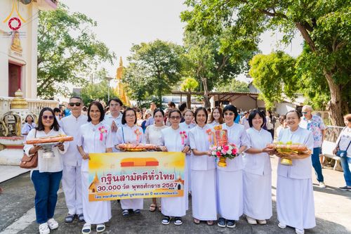 ภาพ No.182441:พิธีทอดกฐิน ณ วัดโปรยฝน จ.ปทุมธานี ในโครงการทอดกฐินสามัคคีทั่วไทย 30,000 วัด บูชาธรรม 80 ปี หลวงพ่อธัมมชโย โดยคณะศิษยานุศิษย์วัดพระธรรมกาย วันที่ 9 พฤศจิกายน พ.ศ. 2567