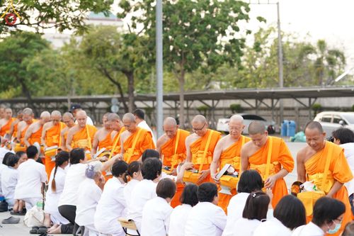 ภาพ No.136000:พระธรรมทายาท โครงการบวชพระนานาชาติ AEC & WAB ผู้บริหารรุ่นที่ 2 บิณฑบาต ณ หอฉันคุณยายอาจารย์ฯ เมืองแก้วมณี หมู่บ้านแก้วพุทธรักษา วันที่ 28 เมษายน พ.ศ. 2567