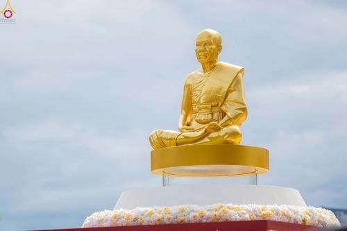 ภาพ No.239347:วันอาทิตย์ที่ 17 สิงหาคม พ.ศ. 2568 พิธีกดปุ่มอัญเชิญรูปเหมือน พระมงคลเทพมุนี (สด จันทสโร)  ณ มหาวิหารแก้วพระมงคลเทพมุนี  ศูนย์ปฏิบัติธรรมแก้วเมืองเลย