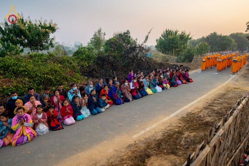 ภาพ No.76338:คณะสงฆ์และสามเณรบิณฑบาต ประเทศบังกลาเทศ วันที่ 11 กุมภาพันธ์ พ.ศ. 2566