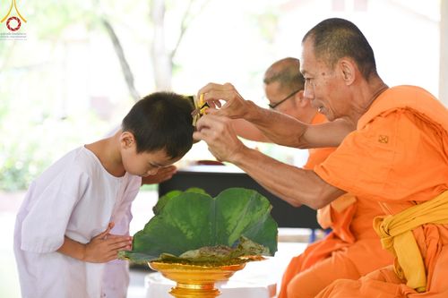 ภาพ No.135175:พิธีตัดปอยผม, พิธีขอขมารับผ้าไตร, พิธีบรรพชา, พิธีถวายบาตร ในโครงการบรรพชาสามเณร ฟื้นฟูพระพุทธศาสนาทั่วไทย  ณ ศูนย์ปฏิบัติธรรมบุญประสาน ต.พญาเย็น อ.ปากช่อง จ.นครราชสีมา วันที่ 5 เมษายน พ.ศ. 2567