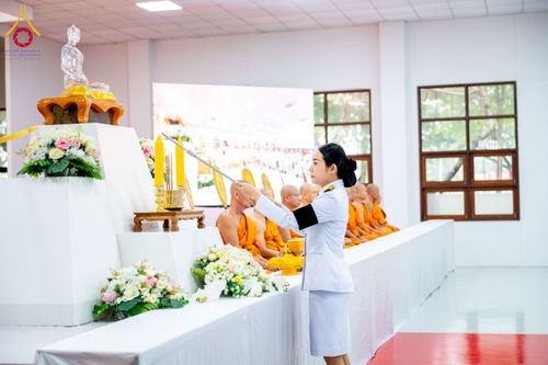 ภาพ No.275970:วันที่ 5 ธันวาคม พ.ศ. 2568 พสกนิกรอำเภอคลองหลวง พร้อมใจบำเพ็ญกุศลอุทิศถวาย “ในหลวงรัชกาลที่ 9” น้อมรำลึกในพระมหากรุณาธิคุณ เนื่องในวันคล้ายวันพระบรมราชสมภพ วันชาติ และวันพ่อแห่งชาติ ณ อาคารปลูกศรัทธา 2 วัดพระธรรมกาย อำเภอคลองหลวง จังหวัดปทุมธานี