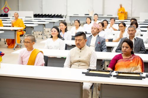 ภาพ No.222668:วันที่ 23 เมษายน พ.ศ. 2568 หลวงพ่อทัตตชีโวต้อนรับคณะสงฆ์เนปาล ณ อาคาร 100 ปี คุณยายมหารัตนอุบาสิกาจันทร์ ขนนกยูง วัดพระธรรมกาย