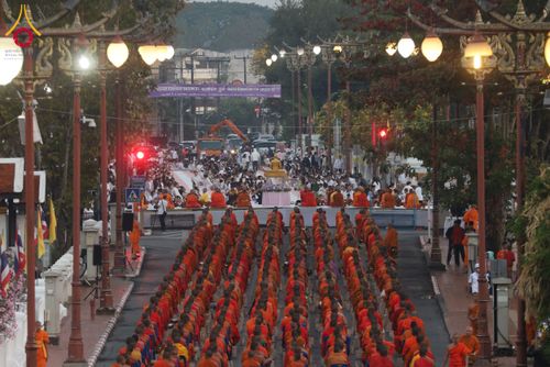 ภาพ No.208608:ตักบาตรพระ 1,743 รูป ครบรอบ 743 ปี นครน่าน ถวายเป็นพุทธบูชา น้อมบุญกุศลอุทิศให้บรรพบุรุษ วันอาทิตย์ ที่ 16 กุมภาพันธ์ พ.ศ. 2568 ณ ถนนคนเดินข่วงเมืองน่าน ต.ในเวียง อ.เมือง จ.น่าน