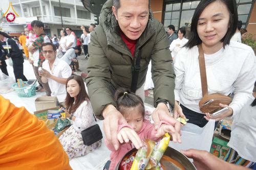 ภาพ No.210427:วันอาทิตย์ที่ 9 มีนาคม พ.ศ. 2568 พ่อเมืองโคราชจัดตักบาตรพระหมื่น ทำบุญเมือง 557 ปี