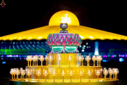 ภาพ No.224112:วันวิสาขบูชา วันอาทิตย์ที่ 11 พฤษภาคม พ.ศ. 2568 พิธีจุดวิสาขประทีป ,  พิธีเวียนประทักษิณรอบพระมหาธรรมกายเจดีย์ , พิธีฉลองชัยสวดมนต์บทธัมมจักกัปปวัตตนสูตร ครบ 7,357,000,000 จบ ณ มหารัตนวิหารคด วัดพระธรรมกาย