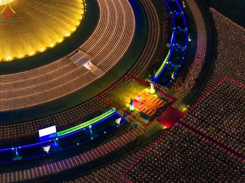 ภาพ No.160732:พิธีจุดประทีป 20,000 ดวง บูชาพระมหาธรรมกายเจดีย์ และบูชาพระมงคลเทพมุนี (สด จนฺทสโร) พระผู้ปราบมาร ณ ลานธรรม พระมหาธรรมกายเจดีย์ วัดพระธรรมกาย จ.ปทุมธานี วันที่ 10 ตุลาคม พ.ศ. 2567