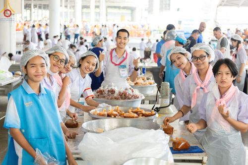 ภาพ No.58969:V.40 ภัตตาหารพระหมื่นวัด เราจัดให้ การปฏิบัติงานของเจ้าหน้าที่และอาสาสมัคร เพื่อรับบุญในการถวายภัตตาหาร แด่คณะสงฆ์ 10,000 กว่าวัดทั่วประเทศ ที่มาร่วมงานวันคุ้มครองโลก จันทร์ที่ 22 เมษายน พ.ศ. 2567 ณ วัดพระธรรมกาย