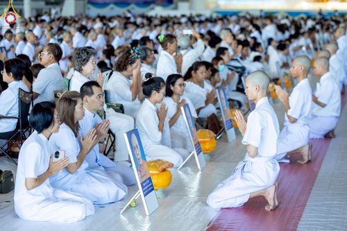 ภาพ No.215101:วันเสาร์ที่ 5 เมษายน พ.ศ. 2568 พิธีเวียนประทักษิณรอบพระมหาธรรมกายเจดีย์  พิธีวันทาเจดีย์ พิธีขอขมาและมอบผ้าไตร ในโครงการบรรพชาสามเณรฟื้นฟูพระพุทธศาสนาทั่วไทย , โครงการหน่อแก้วเปรียญธรรม รุ่นที่ 13 ,  โครงการสามเณรยุวธรรมทายาท รุ่นที่ 33 , โครงการสามเณรมั