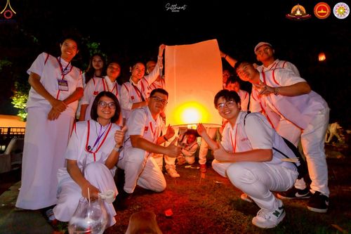 ภาพ No.224628:วันจันทร์ที่ 12 พฤษภาคม พ.ศ. 2568  ชาวพุทธในอินโดนีเซีย ร่วมฉลองวิสาขบูชาจุดประทีปกว่า 200,000 ดวง ณ พระมหาเจดีย์บรมพุทโธ  เจริญพุทธมนต์ถวาย “พระวชิรเกล้าเจ้าอยู่หัว”