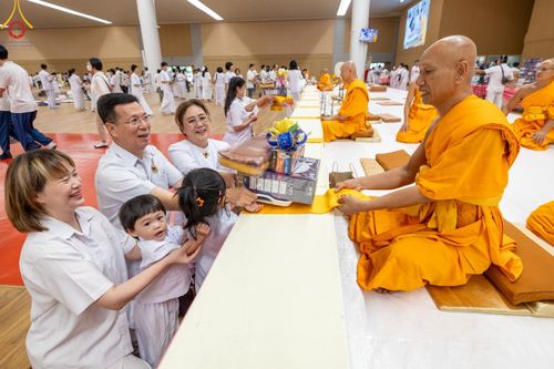 ภาพ No.145385:พิธีถวายผ้าอาบน้ำฝนและประทีปโคมไฟ ณ สภาธรรมกายสากล วัดพระธรรมกาย วันเสาร์ที่ 20 กรกฎาคม พ.ศ. 2567