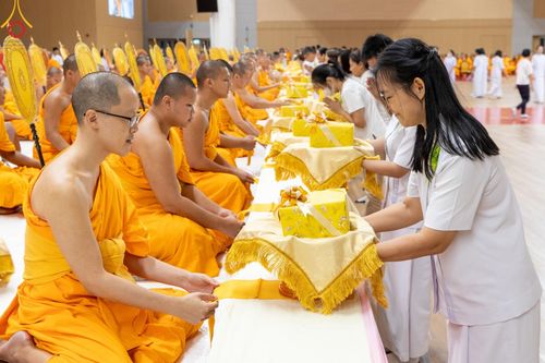 ภาพ No.153346:พิธีมุทิตาสักการะ พระภิกษุ-สามเณร ผู้สอบไล่ได้เปรียญธรรม ประโยค 1-2 ถึงประโยค ป.ธ.9 และบาลีศึกษา ประโยค1-2 ถึง บ.ศ.9 , พิธีมอบดวงแก้วสามเณรผู้ทรงบาลีไวยากรณ์ วัดพระธรรมกาย และ ศูนย์ส่งเสริมศีลธรรมในประเทศและต่างประเทศ วันอาทิตย์ที่ 8 กันยายน พ.ศ.2567