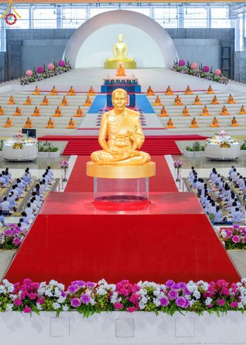 ภาพ No.167642:พิธีตักบาตรและพิธีบูชาข้าวพระ ในวันอาทิตย์ที่ 3 พฤศจิกายน พ.ศ. 2567 ณ วัดพระธรรมกาย