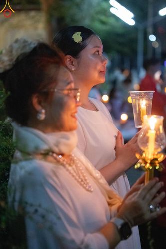 ภาพ No.201720:พิธีจุดประทีปถวายเป็นพุทธบูชา และบูชาธรรมมหาปูชนียาจารย์ ณ อาคารธรรมยาตรา กตัญญูบูชามหาปูชนียาจารย์ ตรงข้ามวัดปากน้ำภาษีเจริญ จ.กรุงเทพมหานคร ในโครงการธรรมยาตรา กตัญญูบูชา มหาปูชนียาจารย์ พระมงคลเทพมุนี(สด จนฺทสโร) พระผู้ปราบมาร อนุสรณ์สถาน 7 แห่ง