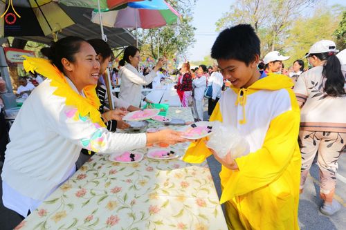 ภาพ No.194015:วัดพระธรรมกาย จัดงานวันเด็กแห่งชาติ ประจำปี พ.ศ.2568 ออกร้านอาหาร 200 ร้าน มอบของขวัญหลายหมื่นชิ้น วันที่ 12 มกราคม พ.ศ. 2568 วัดพระธรรมกาย อ.คลองหลวง จ.ปทุมธานี