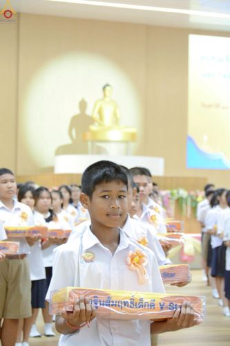 ภาพ No.246067:วันเสาร์ที่ 13 กันยายน พ.ศ. 2568 พิธีมอบผ้าไตรประธานกฐินสัมฤทธิ์เด็กดี V-Star ณ สภาธรรมกายสากล วัดพระธรรมกาย