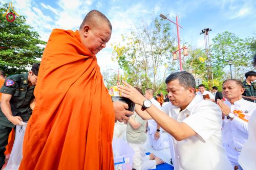 ภาพ No.313975:วันอาทิตย์ที่ 14 มีนาคม พ.ศ. 2569 ทำบุญเมืองหาดใหญ่ตักบาตรพระ 1,109 รูป เติมบุญใหญ่ หลังวิกฤตมหาอุทกภัย ณ ซุ้มประตูไชน่าทาวน์ ถนนศุภสารรังสรรค์ อ.หาดใหญ่ จ.สงขลา