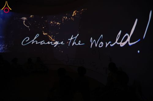 ภาพ No.311570:วันจันทร์ที่ 23 กุมภาพันธ์ พ.ศ. 2569 เปิดโลกทัศน์ผู้บริหารสถานศึกษายุคใหม่ เรียนรู้ต้นแบบการพัฒนาคนผ่านพลัง “บวร–V-Star” ผู้เข้ารับการพัฒนาตามโครงการ สพฐ. ศึกษาดูงานวัดพระธรรมกาย เสริมภาวะผู้นำคุณธรรมสู่การบริหารโรงเรียนอย่างยั่งยืน ณ อาคาร 100 ปี คุณยาย