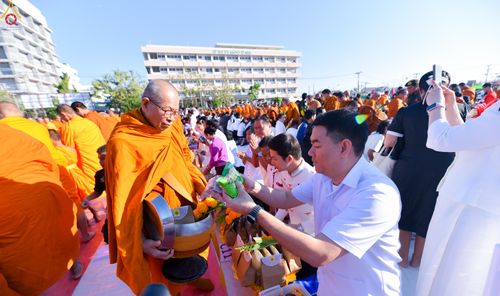 ภาพ No.280271:วันอังคารที่ ๓๐ ธันวาคม พ.ศ. ๒๕๖๘ พิธีตักบาตรพระ ๑,๐๖๙ รูป จังหวัดกาฬสินธุ์   ณ บริเวณสนามหน้าศาลากลาง จังหวัดกาฬสินธุ์ (หลังเก่า)