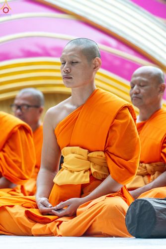 ภาพ No.288409:วันที่ 4 มกราคม พ.ศ. 2569 พระธรรมยาตราปฏิบัติธรรม และถ่ายภาพหมู่ประวัติศาสตร์ ในโครงการธรรมยาตรา กตัญญูบูชา มหาปูชนียาจารย์ พระมงคลเทพมุนี(สด จนฺทสโร) พระผู้ปราบมาร อนุสรณ์สถาน 7 แห่ง ปีที่ 14 ณ อนุสรณ์สถานมหาวิหารพระมงคลเทพมุนี (โลตัสแลนด์) อ.สองพี่น้อง