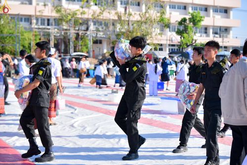 ภาพ No.280261:วันอังคารที่ ๓๐ ธันวาคม พ.ศ. ๒๕๖๘ พิธีตักบาตรพระ ๑,๐๖๙ รูป จังหวัดกาฬสินธุ์   ณ บริเวณสนามหน้าศาลากลาง จังหวัดกาฬสินธุ์ (หลังเก่า)