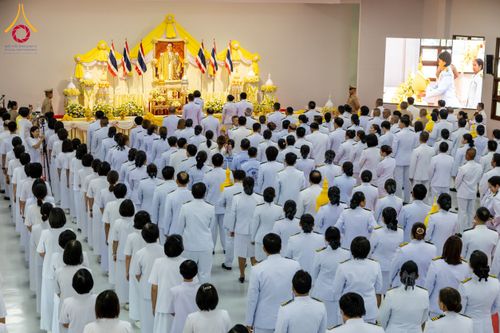 ภาพ No.179622:พิธีเจริญพระพุทธมนต์ พิธีทำบุญตักบาตรถวายพระราชกุศล และพิธีวางพานพุ่มดอกไม้ถวายราชสักการะ  แด่พระบาทสมเด็จพระบรมชนกาธิเบศร มหาภูมิพลอดุลยเดชมหาราช บรมนาถบพิตร เนื่องในวันคล้ายวันพระบรมราชสมภพ วันชาติ และวันพ่อแห่งชาติ วันพฤหัสบดีที่ 5 ธันวาคม พ.ศ. 2567 ณ