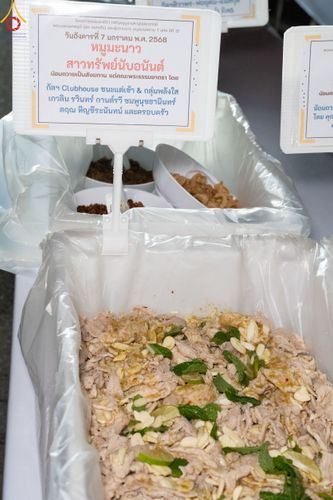 ภาพ No.190490:สาธุชนถวายภัตตาหารเป็นสังฆทาน แด่พระธรรมยาตรา ณ อนุสรณ์สถานมหาวิหารพระมงคลเทพมุนี (โลตัสแลนด์) อ.สองพี่น้อง จ.สุพรรณบุรี ในโครงการธรรมยาตรา กตัญญูบูชา มหาปูชนียาจารย์ พระมงคลเทพมุนี(สด จนฺทสโร) พระผู้ปราบมาร แห่ง ปีที่ 13 วันที่ 7 มกราคม พ.ศ.2568