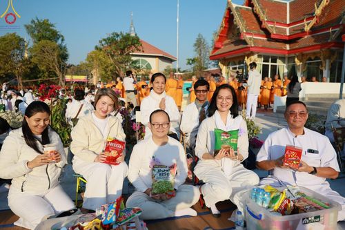 ภาพ No.195365:พิธีตักบาตรพระธรรมยาตรา ณ อนุสรณ์สถานลำดับที่ 3 สถานที่เกิดใหม่ในเพศสมณะ วัดสองพี่น้อง ต.ต้นตาล อ.สองพี่น้อง จ.สุพรรณบุรี ในโครงการธรรมยาตรา กตัญญูบูชา มหาปูชนียาจารย์ พระมงคลเทพมุนี(สด จนฺทสโร) พระผู้ปราบมาร ปีที่ 13 วันที่ 15 มกราคม พ.ศ.2568