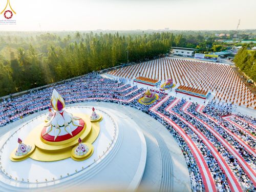 ภาพ No.192982:พิธีตักบาตรพระธรรมยาตรา ณ อนุสรณ์สถานคลองบางนางแท่น อ.สามพราน จ.นครปฐม ในโครงการธรรมยาตรา กตัญญูบูชา มหาปูชนียาจารย์ พระมงคลเทพมุนี(สด จนฺทสโร) พระผู้ปราบมาร อนุสรณ์สถาน 7 แห่ง ปีที่ 13 วันที่ 11 มกราคม พ.ศ.2568