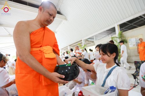 ภาพ No.61283:พิธีตักบาตรฉลองพระใหม่ รุ่นบูชาธรรมโครงการ 1-2 โครงการบรรพชาอุปสมบทหมู่ธรรมทายาท บูชาธรรมหลวงพ่อธัมมชโย 80 ปี ณ โถงช้างสำนักงานใหญ่ วัดพระธรรมกาย วันที่ 20 เมษายน พ.ศ. 2567