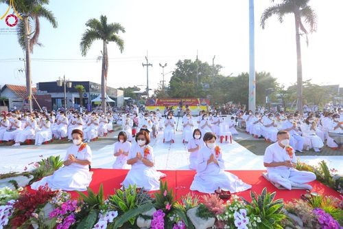 ภาพ No.101844:ตักบาตรพระ 10,000 รูป เติมบุญให้แผ่นดิน เนื่องในโอกาส 192 ปี จังหวัดกาญจนบุรี หนึ่งในโครงการตักบาตรพระ 2,000,000 รูป  77 จังหวัดทุกวัดทั่วไทย วันจันทร์ที่ 11 ธันวาคม พ.ศ. 2566 บริเวณถนนสองแคว (SKY WALK) เมืองกาญจนบุรี