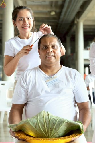 ภาพ No.230803:วันที่ 28 มิถุนายน พ.ศ. 2568 พิธีตัดปอยผมและปลงผม โครงการบวชพระนานาชาติ AEC & WAB รุ่นที่ 9 ณ วิหารคด 2 วัดพระธรรมกาย