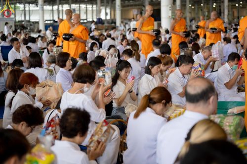 ภาพ No.137193:พิธีตักบาตร และปฏิบัติธรรม ในวันวิสาขบูชา วันพุธที่ 22 พฤษภาคม พ.ศ. 2567 ( วันพระขึ้น15 ค่ำ เดือน 6 ) ณ วัดพระธรรมกาย จ.ปทุมธานี