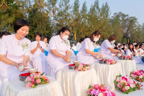 ภาพ No.110269:พิธีตักบาตรพระธรรมยาตราฯ ในโครงการธรรมยาตรากตัญญูบูชา มหาปูชนียาจารย์ พระมงคลเทพมุนี(สด จนฺทสโร) พระผู้ปราบมาร ปีที่ 12 ณ อนุสรณ์สถานลำดับที่ 2 สถานที่ตั้งมโนปณิธานบวชตลอดชีวิต อนุสรณ์สถานบางนางแท่น จ.นครปฐม วันที่ 11 มกราคม พ.ศ. 2567