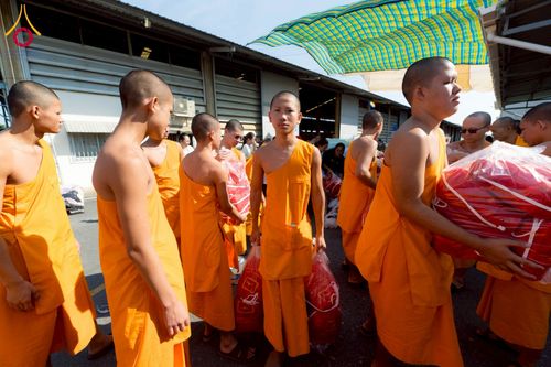 ภาพ No.273701:วันที่ 27 พฤศจิกายน พ.ศ. 2568 คณะศิษยานุศิษย์วัดพระธรรมกาย มูลนิธิธรรมกาย มอบอาหารและสิ่งของความช่วยเหลือให้พี่น้องชาวใต้ ผู้ประสบอุทกภัยน้ำท่วม