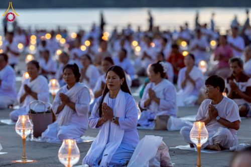 ภาพ No.250474:วันอังคารที่ 7 ตุลาคม พ.ศ. 2568 พิธีจุดประทีปบูชาพระรัตนตรัย ณ ลานธรรมปทุมรัตน์ธรรมเจดีย์ พุทธอุทยานนานาชาติ อ.โพนพิสัย จ.หนองคาย