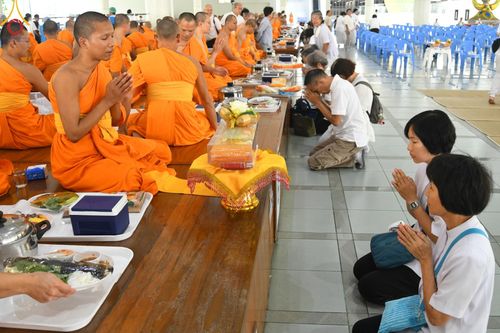 ภาพ No.165804:พิธีถวายภัตตาหารเมนูสวรรค์ วันที่ 26 ตุลาคม พ.ศ. 2567 ณ หอฉันคุณยายอาจารย์ฯ วัดพระธรรมกาย