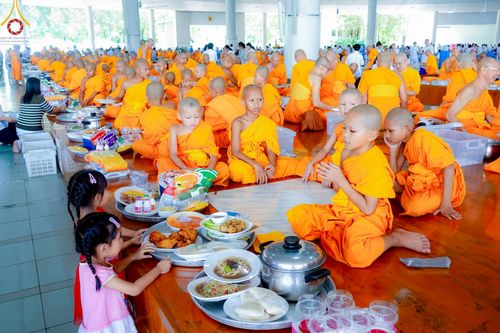 ภาพ No.220723:วันเสาร์ที่ 26 เมษายน พ.ศ.2568 (วันพระ แรม 15 ค่ำ เดือน 5) พิธีถวายภัตตาหารเมนูสวรรค์ "เพื่อการบรรลุธรรม" และ พิธีบุพเปตพลี ครั้งที่ 163 ร่วมอุทิศบุญแด่หมู่ญาติที่ล่วงลับไปแล้ว และสืบทอดอายุพระพุทธศาสนา ณ หอฉันคุณยายอาจารย์ฯ วัดพระธรรมกาย