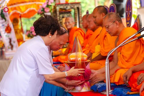 ภาพ No.170759:พิธีทอดกฐิน ณ วัดมงคลพุการาม ปทุมธานี ในโครงการกฐินสามัคคีทั่วไทย 30,000 วัด บูชาธรรม 80 ปี หลวงพ่อธัมมชโย โดยคณะศิษยานุศิษย์วัดพระธรรมกาย วันที่ 27 ตุลาคม พ.ศ. 2567