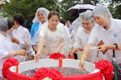 ภาพ No.234091:วันอาทิตย์ที่ 20 กรกฎาคม พ.ศ.2568 พิธีทอดผ้าป่า และพิธีตอกเสาเข็มต้นแรก สร้างอาคารปฏิบัติธรรมพระมงคลเทพมุนี ณ ศูนย์ปฏิบัติธรรมสุราษฏร์ธานี