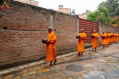 ภาพ No.132562:สามเณรเนปาล บิณฑบาต ย่านทาเมล เมืองกาฐมาณฑุ และเมืองปาฏัน ในโครงการบรรพชา 1,250 รูป ประเทศเนปาล วันที่ 20 มีนาคม พ.ศ. 2567